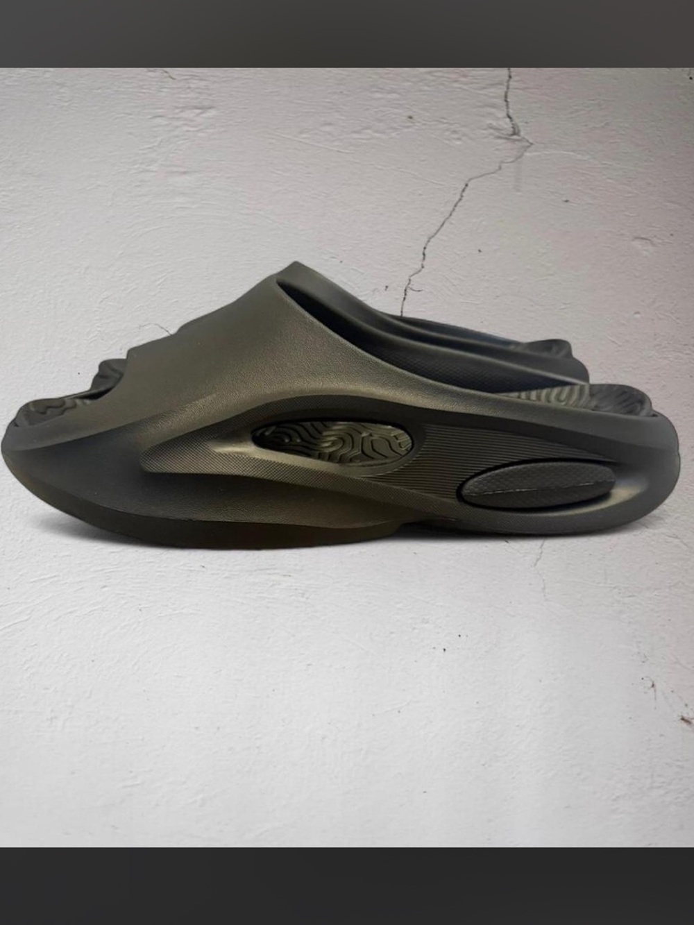 Brand New PrettyLittleThings Yeezy Inspired Nike Inspired Slide Sandals size 6